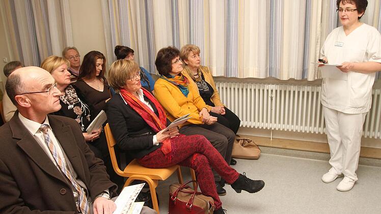 Care-Schwester Anneliese Müller (rechts) informierte die Besuchergruppe über die Ziele und Aufgaben des "Palliativmedizinischen Dienstes".