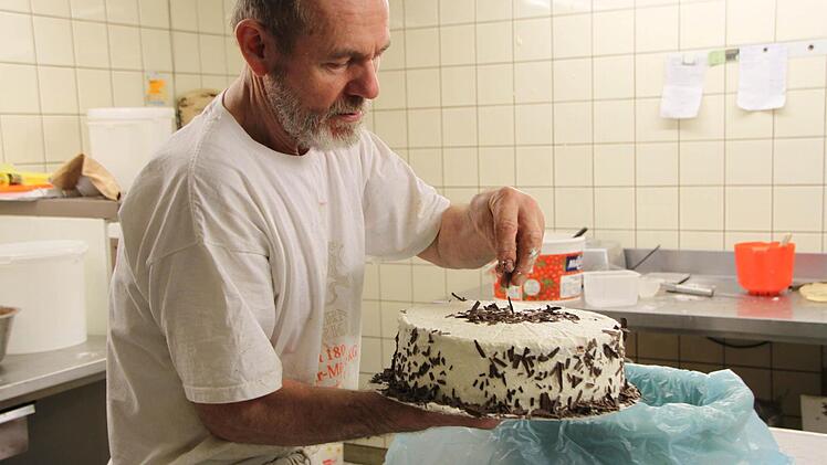 IBäckermeister Ferdinand Vogler im Einsatz in seiner Backstube in Schondra. Foto: Ulrike Müller