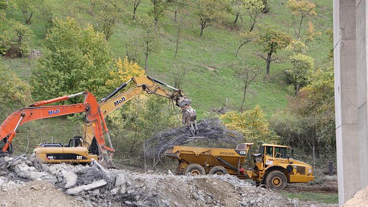 Tonnenweise Stahl bleibt beim Abriss übrig und wird recycelt. Foto: Ralf Ruppert