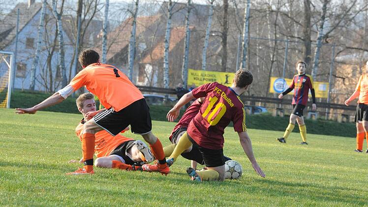 Szene aus dem Spiel des FC Thulba (rote Trikots) gegen den TSV Wollbach (2.1). Foto: Hopf
