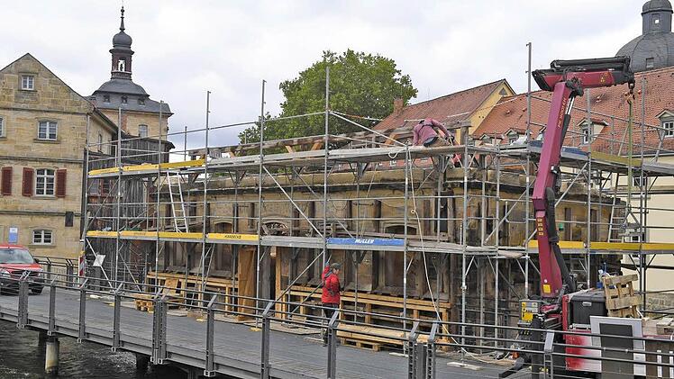 Baustelle Sterzersmühle: Reihe für reihe wird das Mauerwerk gerade abgetragen. Foto: Matthias Hoch