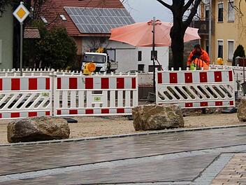 Der halbfertige Dorfplatz in Hannberg beschäftigte einmal mehr den Gemeinderat. Fotos: Richard Sänger