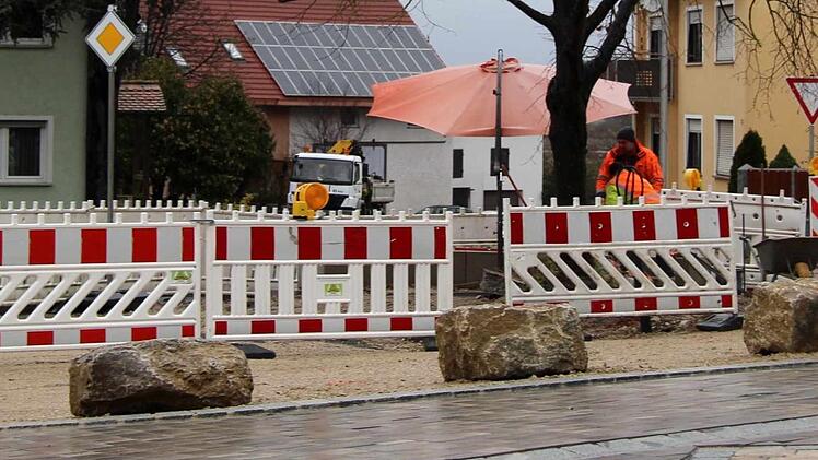 Der halbfertige Dorfplatz in Hannberg beschäftigte einmal mehr den Gemeinderat. Fotos: Richard Sänger