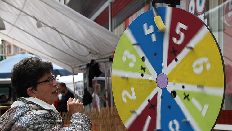 Theresia Schreiber dreht das Glücksrad für die Jugend - der Erlös fließt in den neuen Jugendraum. Foto: Ulrike Müller