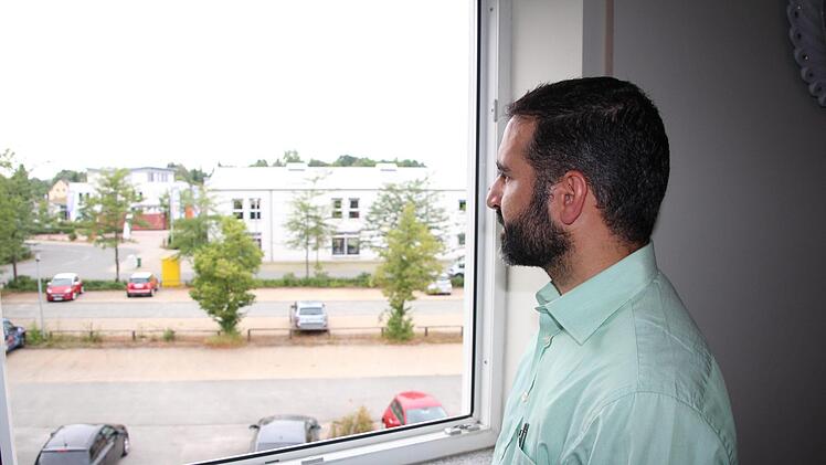 Wenn Ekrem Akyol aus dem oberen Gebetsraum blickt, bereitet ihm die Aussicht auf das geplante Parkhaus Sorgen.  Foto: Ronald Heck