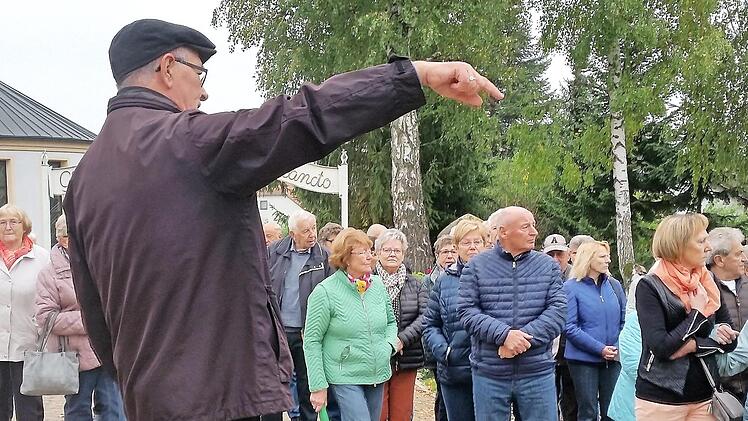 Pater Ludwig Müller erklärt die Gebetsstätte. Foto: Carmen Schwind