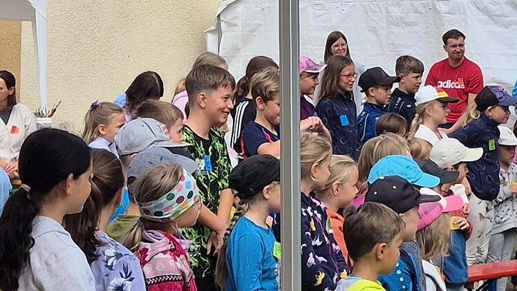 „Einfach spitze“ kann man nicht im Sitzen singen.