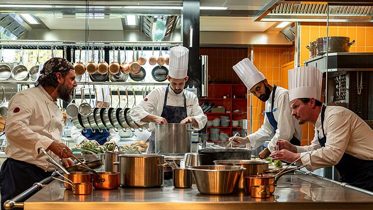 In der K&uuml;che geht es bisweilen hei&szlig; her: Maximilian Dobek (Manuel Cortez, links) und Oliver Gerg (Shenja Lacher, rechts) sind den Stress in Edelrestaurants gew&ouml;hnt.