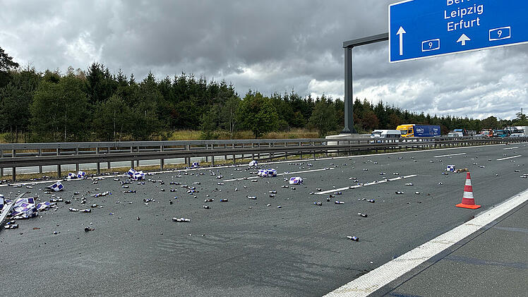 Getr&auml;nkelaster verliert Ladung - Sperrung auf A9
