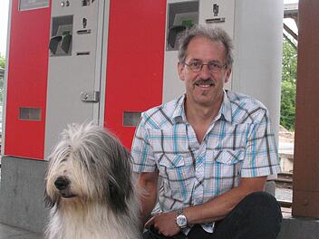 Eigentlich ist Bernd Weipert begeisterter Bahn-Fahrer, aber er fühlt sich ungerecht behandelt: Obwohl sein Bearded Collie Nelson eine Unbedenklichkeitsbescheinigung hat und weniger Platz als Gepäck einnimmt, darf er nur mit Maulkorb und gegen Gebühr mitfahren. Foto: privat