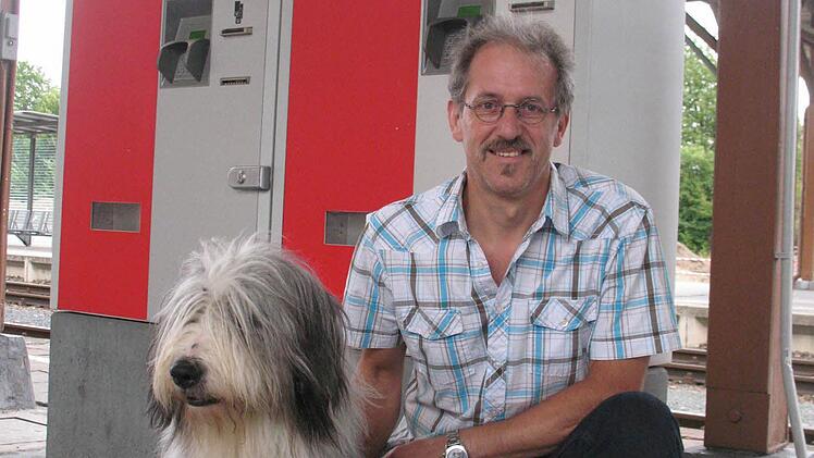 Eigentlich ist Bernd Weipert begeisterter Bahn-Fahrer, aber er fühlt sich ungerecht behandelt: Obwohl sein Bearded Collie Nelson eine Unbedenklichkeitsbescheinigung hat und weniger Platz als Gepäck einnimmt, darf er nur mit Maulkorb und gegen Gebühr mitfahren. Foto: privat