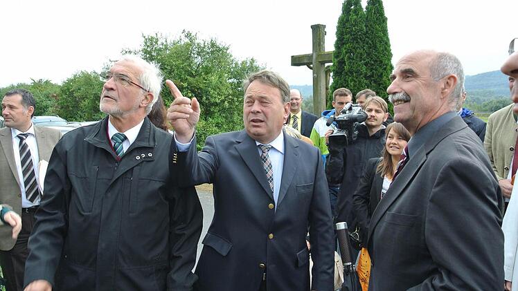 Minister Brunner zwischen Regierungspräsident Paul Beinhofer (links) und dem Fränkischen Weinbaupräsidenten Artur Steinmann (rechts). Er kommt aus Sommerhausen und hat selbst ein Weingut. Fotos: Brigitte Krause
