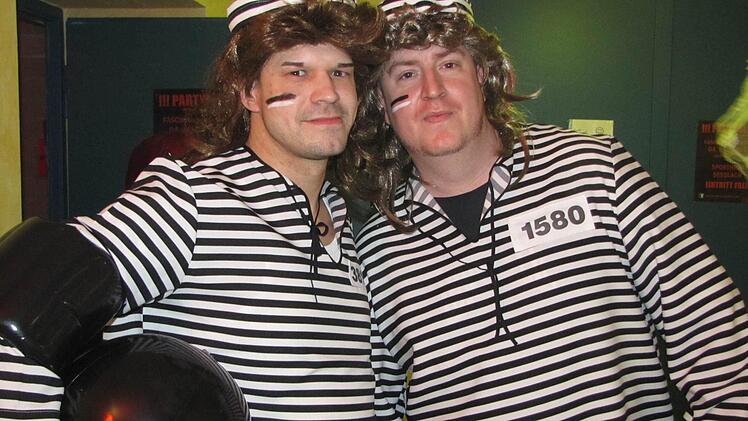 Die zwei Knackis Volker und Andre haben für den Lützelbucher Fasching "Sex in Ost" Freigang bekommen.