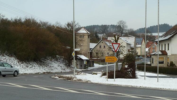 Ein öffentliches Telefon am Buswartehäuschen - wird es im Handyzeitalter noch benötigt? Die Telekom meint: "Nein." Foto: Sabine Meissner