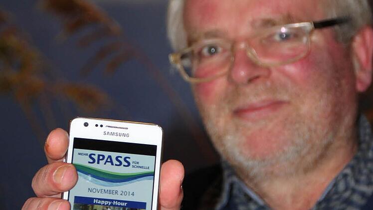 Die aktuellsten Angebote direkt aufs Smartphone: Uwe Schmidt präsentiert die neue App der Therme Sinnflut. Fotos: Ulrike Müller
