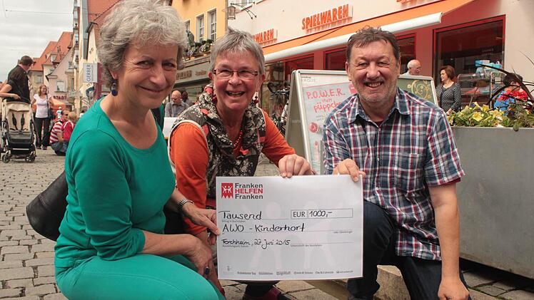 Die AWO-Kreisvorsitzende Angelika Limmer und Geschäftsführerin Lisa Hoffmann (v.l.) freuen sich mit FT-Redakteur Josef Hofbauer über den Spendenscheck von 1000 Euro für den Kinderhort. Foto: Sabine Memmel