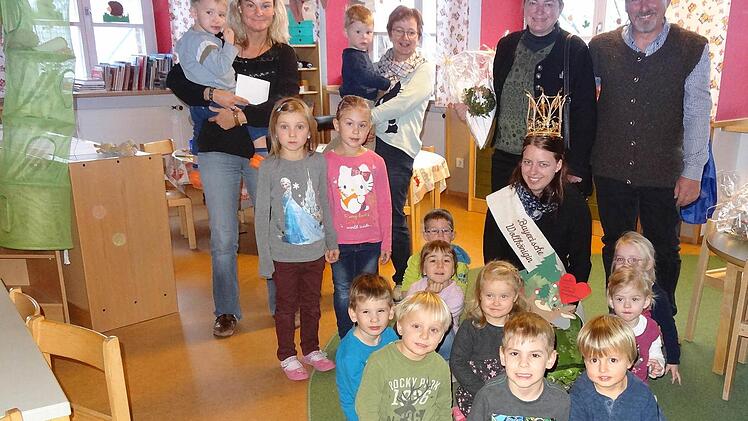 Eine Spende über 250 Euro überreichte die Schäferfamilie Müller aus Aura (im Bild: Harald Müller mit Ehefrau Heidi Sattes-Müller und ihrer Tochter, Wollkönigin Kerstin Müller) an den Kindergarten Waldberg. Foto: Marion Eckert