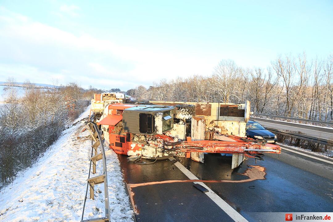 Lkw-Unfall auf A70: Bagger kippt auf Fahrbahn