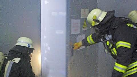 Westheimer Atemschutzträger dringen bei der Suche nach Opfern in eine überhitzte und verqualmte Sektion ein. Foto: Ehling