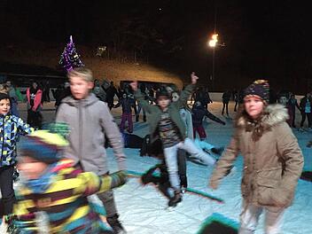 Ein Riesenspaß für Kinder, Jugendliche und Erwachsene war die erste Eisdisco der Saison auf der Kulmbacher Kunsteisbahn. Foto: Dagmar Besand
