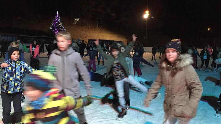 Ein Riesenspaß für Kinder, Jugendliche und Erwachsene war die erste Eisdisco der Saison auf der Kulmbacher Kunsteisbahn. Foto: Dagmar Besand