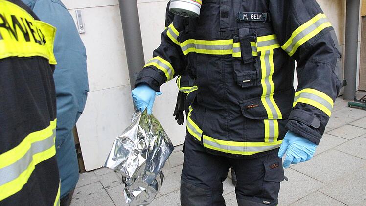 Sicher verpackt wurde das verdächtige Pulver zu einem Speziallabor transportiert. Foto: Simone Bastian
