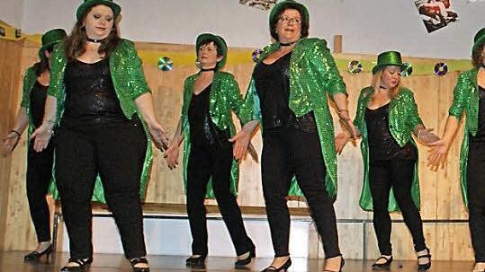 Ein Best-of-Medley aus 20 Jahren tanzten die Aurach-Nixen beim Zeitreise-Faschingsball des RSV Unterschleichach. Fotos: Weinbeer