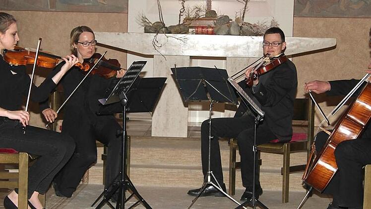 Große Anerkennung verdient das Streichquartett, das in der Mainleuser Christuskirche Joseph Haydns Karfreitagsklassiker "DIe letzten sieben Worte unseres Erlösers am Kreuz" darbot. Von links: Lena Schaefer (Violine), Sybille Hanf (Violine), Johannes Heinlein (Viola) und Stefan Sanke (Cello) Foto: Sonny Adam