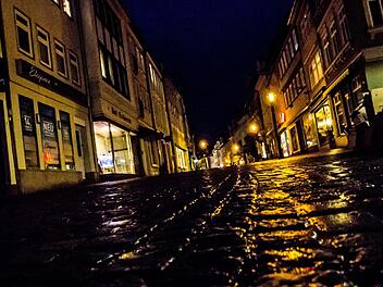 Der Steinweg bei Nacht: Nach 2 Uhr am Wochenende ereignen sich hier laut Polizei die meisten Aggressionsdelikte. Foto: Jochen Berger