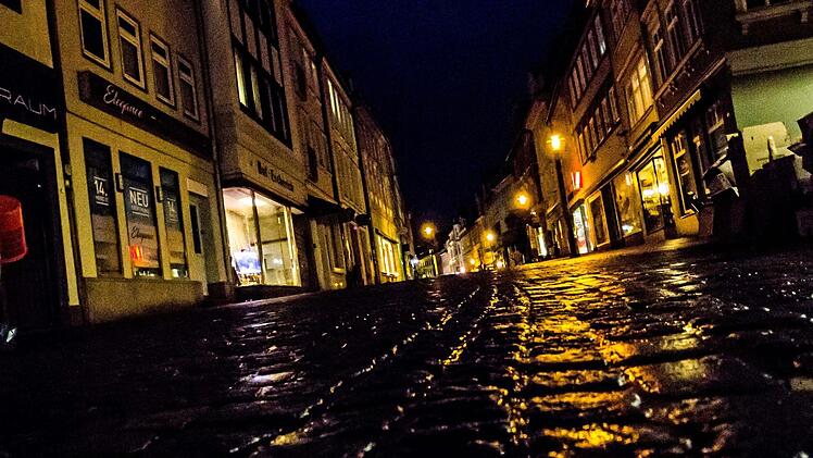 Der Steinweg bei Nacht: Nach 2 Uhr am Wochenende ereignen sich hier laut Polizei die meisten Aggressionsdelikte. Foto: Jochen Berger