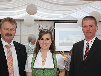 Hohen Besuch konnten bei der Generalversammlung der Milchwerk Oberfranken West Geschäftsführender Direktor Ludwig Weiß (links) und Vorstandsvorsitzender Harald Reblutz begrüßen. Sie empfingen in ihrer Mitte die seit Anfang Mai amtierende Bayerische Milchkönigin Sonja Wagner aus Wonsees. Die 21-jährige studiert Lebensmanagement und repräsentiert nun zwei Jahre lang das Milchland Bayern und besucht als Botschafterin für regionale Milch- und Käseprodukte Messen, Pressetermine und Verbrauchervera...