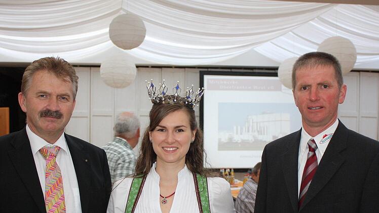 Hohen Besuch konnten bei der Generalversammlung der Milchwerk Oberfranken West Geschäftsführender Direktor Ludwig Weiß (links) und Vorstandsvorsitzender Harald Reblutz begrüßen. Sie empfingen in ihrer Mitte die seit Anfang Mai amtierende Bayerische Milchkönigin Sonja Wagner aus Wonsees. Die 21-jährige studiert Lebensmanagement und repräsentiert nun zwei Jahre lang das Milchland Bayern und besucht als Botschafterin für regionale Milch- und Käseprodukte Messen, Pressetermine und Verbrauchervera...