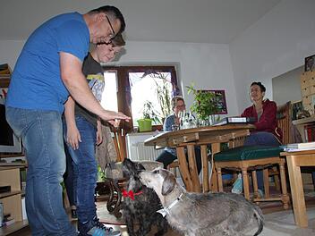 Alfons Stahn und Sohn Noah aus Riedenberg daheim bei Bettina Kraus: Ihre beiden Hunde freuen sich über ein unverhofftes Leckerli. Foto: Ulrike Müller