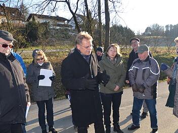 Bei einer Ortsbegehung wurde über ein mögliches Baugebiet bei Vogtendorf (im Hintergrund) diskutiert. Links der Investor Udo Weber, Vorne in der Mitte Bürgermeister Wolfgang Beiergrößlein, rechts Gabriele Hofmann. K.- H. Hofmann
