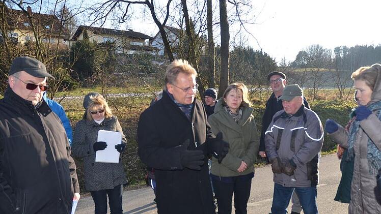 Bei einer Ortsbegehung wurde über ein mögliches Baugebiet bei Vogtendorf (im Hintergrund) diskutiert. Links der Investor Udo Weber, Vorne in der Mitte Bürgermeister Wolfgang Beiergrößlein, rechts Gabriele Hofmann. K.- H. Hofmann