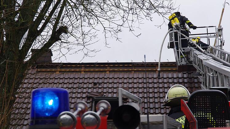 Die Feuerwehr beim Einsatz am Seelacher Berg. Foto: Marco Meißner
