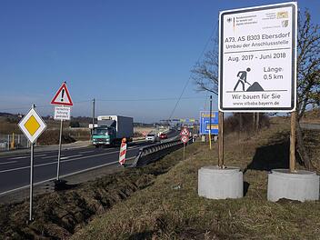 Die frostige Witterung der vergangenen  Wochen ist dafür verantwortlich, dass die Vorbereitungen für die Fahrbahnsanierung zwischen Ebersdorf und Zeickhorn verschoben werden muss.  Sie findet nun voraussichtlichen in den  Pfingstferien statt.Berthold Köhler