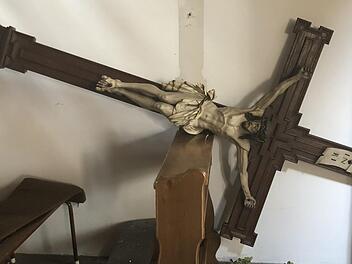 Dieses Kreuz wurde aus der Verankerung gerissen. Foto: Marcus Wolf