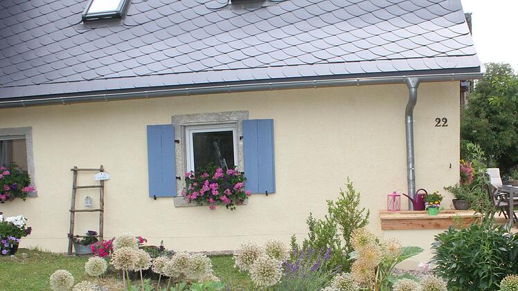 Riesen-Allium setzt im naturnahen Garten von Bianca G&ouml;bel Akzente.