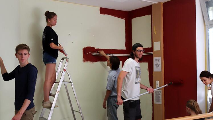 Die Schüler verbringen die erste Ferienwoche nicht im Freibad, sondern mit Farbrolle und Pinsel in der Mensa des Gymnasiums.  Foto: Johanna Blum
