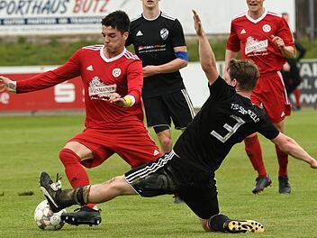 Der Lichtenfelser Luca Ljevsic (links) l&auml;sst im Zweikampf den Sonnefelder Erik Baierl keine Chance.  Foto: Gunther Czepera