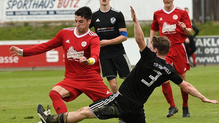 Der Lichtenfelser Luca Ljevsic (links) l&auml;sst im Zweikampf den Sonnefelder Erik Baierl keine Chance.  Foto: Gunther Czepera
