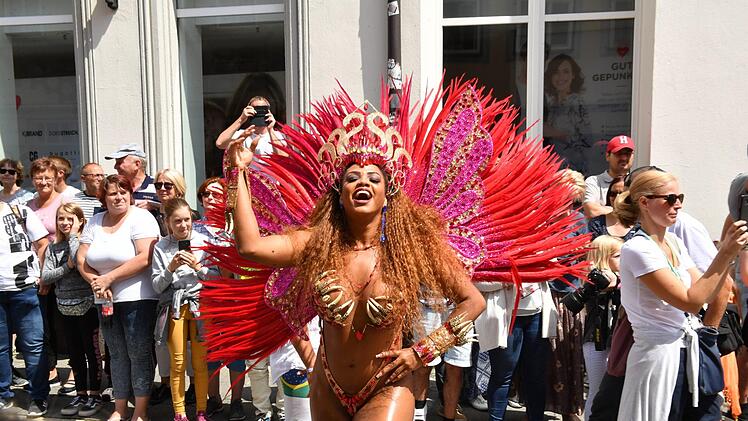 Impressionen vom Samba-Umzug 2019, der wohl der letzte in der Festival-Geschichte war.Ronald Rinklef