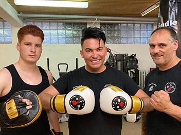 Matthias Mangiapane (Mitte) aus Diebach bereitet sich mit Trainer Harald Wittmann (rechts) und Co-Trainer Stefan Zornio in Marktheidenfeld auf das Promi-Boxen bei Sat.1 vor.  Foto: Jessica Suess