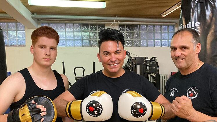 Matthias Mangiapane (Mitte) aus Diebach bereitet sich mit Trainer Harald Wittmann (rechts) und Co-Trainer Stefan Zornio in Marktheidenfeld auf das Promi-Boxen bei Sat.1 vor.  Foto: Jessica Suess