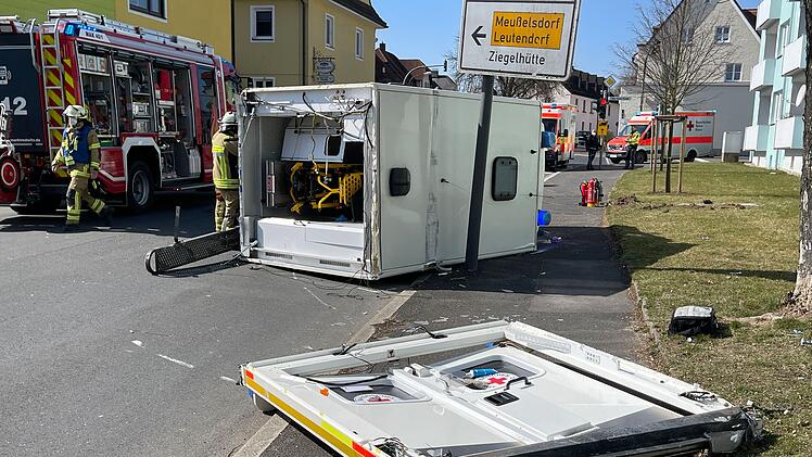 Marktredwitz: Rettungswagen auf Einsatzfahrt verunglückt