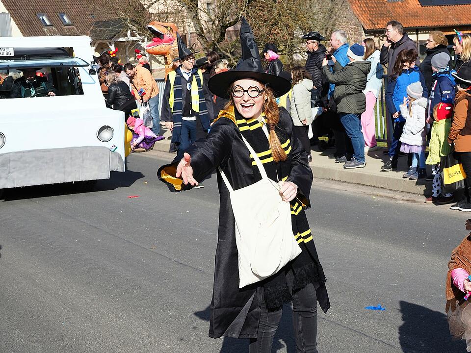 Buntes Faschingstreiben lockte tausende Besucher an.