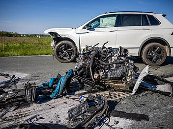 Fürth: Auto kracht auf der B8 in Lkw - Motorblock aus Wagen gerissen Fürth: Auto kracht auf der B8 in Lkw - Motorblock aus Wagen gerissen