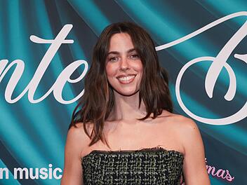 Vanessa Mai (Bild) erlitt 2018 eine schwere R&uuml;ckenverletzung. Unter den Folgen leidet die Schlagers&auml;ngerin bis heute, wie sie im gemeinsamen Podcast mit Lola Weippert erz&auml;hlte.