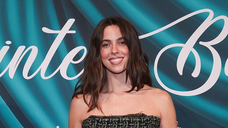 Vanessa Mai (Bild) erlitt 2018 eine schwere R&uuml;ckenverletzung. Unter den Folgen leidet die Schlagers&auml;ngerin bis heute, wie sie im gemeinsamen Podcast mit Lola Weippert erz&auml;hlte.